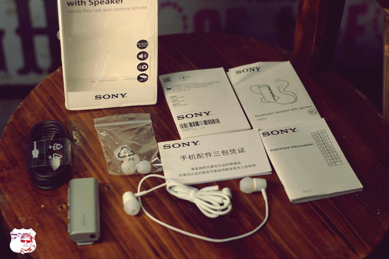 手握保温杯婴幼儿,手拿的保温杯