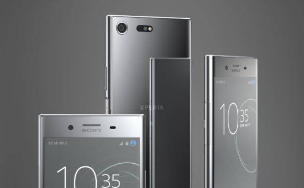 手握保温杯婴幼儿,手拿的保温杯