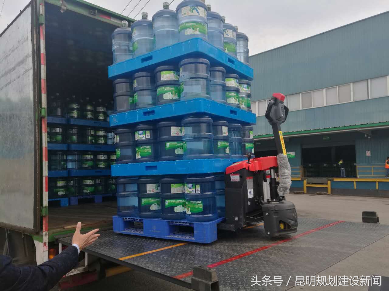 珍茗金龙水和云南山泉哪个好,送水新能源车