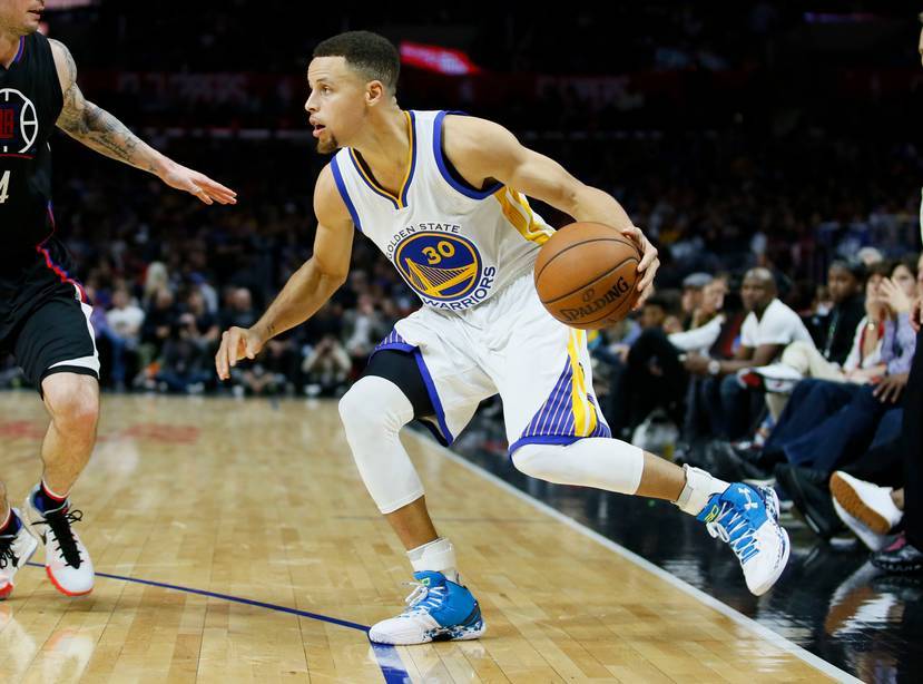 刚开始打篮球必备的5招基础变向,轻松学一招虐遍野球场!