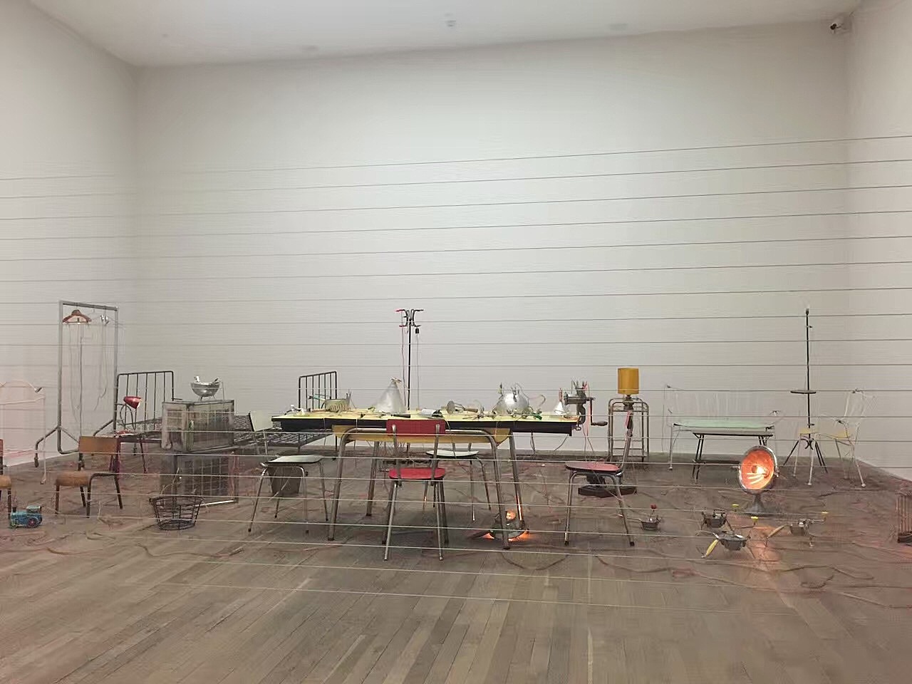 女艺术家先使用内脏视频的性能，探索身体內部的器官与肠道子宮