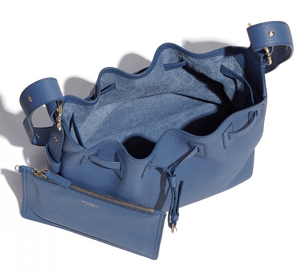 出境旅游——免税店里女人一定要薅件菲拉格慕的鞋子