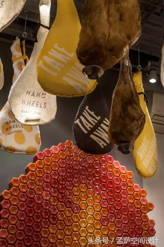 西班牙有家快餐厅也太有意思了，尽然用火腿来做装饰