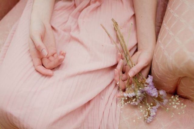 孕妈妈嘴里发苦是怎么回事,孕早期嘴巴苦没胃口正常吗