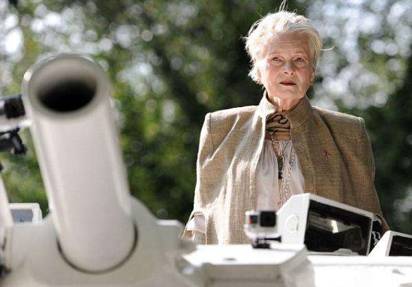 50岁娶鲜肉老公,74岁炮轰首相,每一天都作妖到闪闪发光!