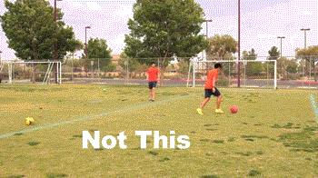 足球怎么把球传给队友,足球如何短距离发力传球