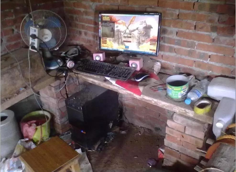 设计师两台显示屏怎么放好看,设计师两台显示器