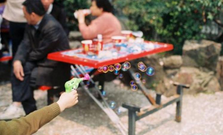 皮小6：有人因它患上败血症！这种路边的“哄娃神器”别再买了！