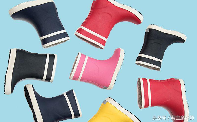 萌娃踩水坑逗笑网友,萌娃下雨天专心踩水