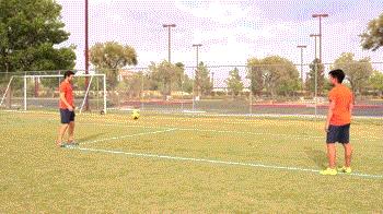 足球怎么把球传给队友,足球如何短距离发力传球