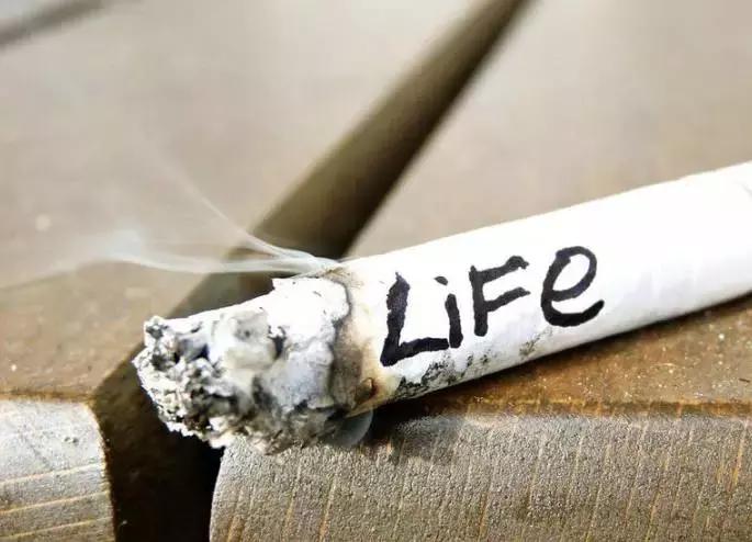 口臭咳嗽有白色颗粒怎么回事,咳出小黄粒恶臭味导致口臭