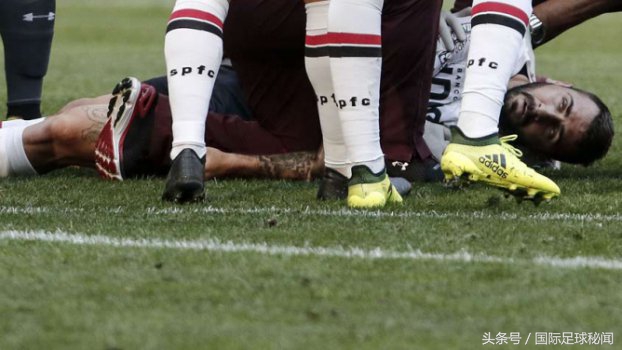 巴甲联赛惊魂一幕：埃尔纳内斯膝盖猛磕队友太阳穴