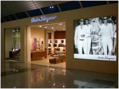 出境旅游——免税店里女人一定要薅件菲拉格慕的鞋子