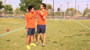 足球怎么把球传给队友,足球如何短距离发力传球