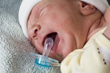 新生儿出生15天正常的大便次数,新生儿满月后大便次数减少