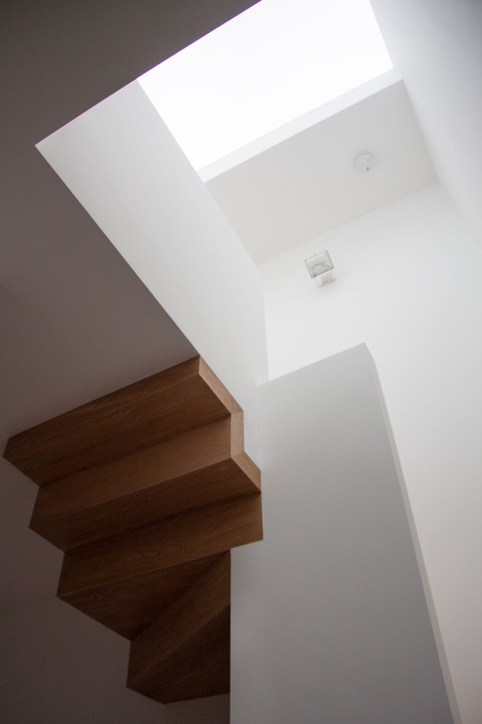 货架单元和隐蔽门分开翻新伦敦之家