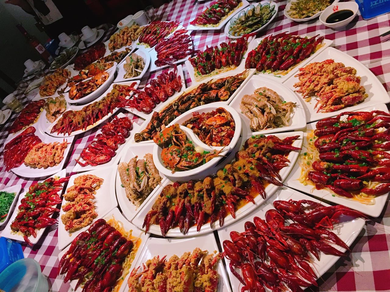 5年来它是棠下最火的宵夜店，16大盘虾蟹满汉全席震撼朋友圈