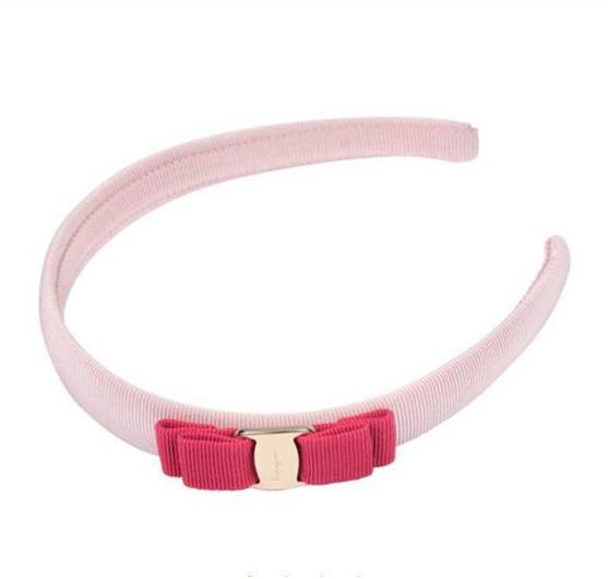 出境旅游——免税店里女人一定要薅件菲拉格慕的鞋子