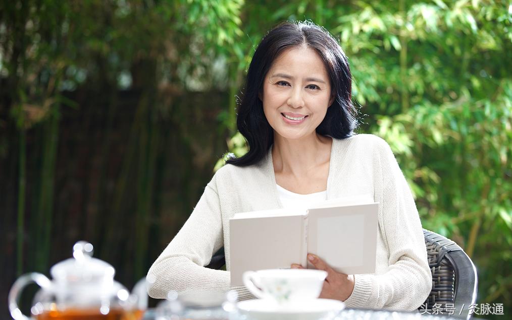 拒绝玻尿酸，女人坚持艾灸一穴就能青春永驻