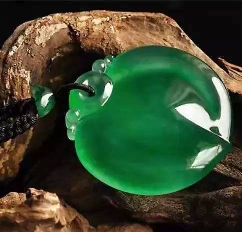 蓝宝石适合哪个星座,各种星座适合佩戴什么