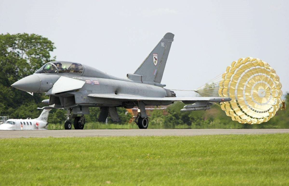 歼20战机降落时为什么还用减速伞,为什么中国战机降落要伞