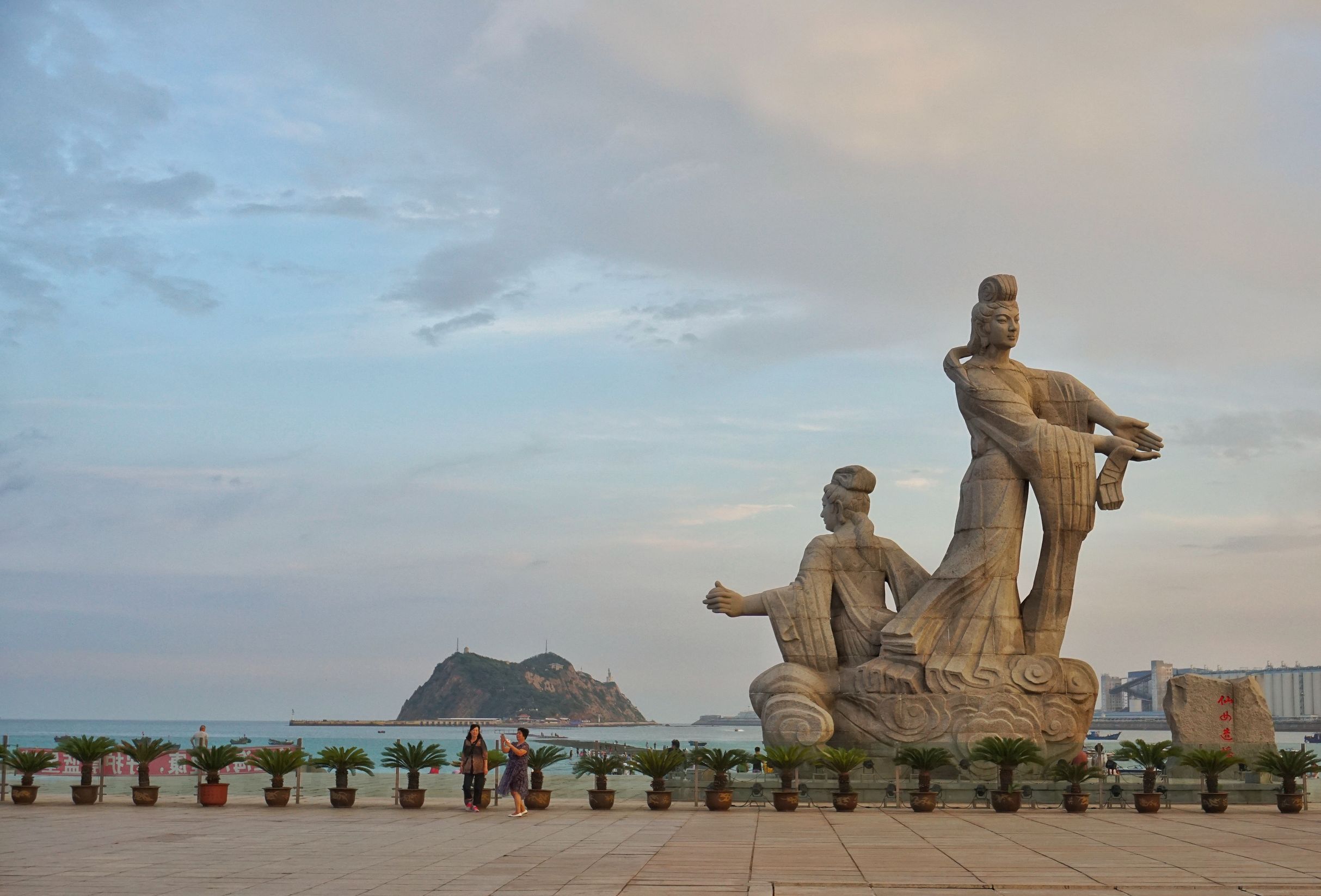 他说他想去看北方的海，我说“好”！