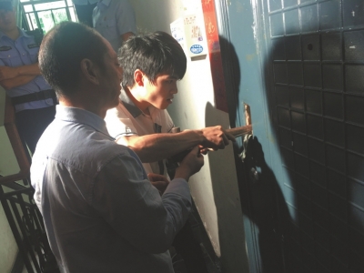 法不容“赖”成都狮子楼老板抱10万现金上门还钱