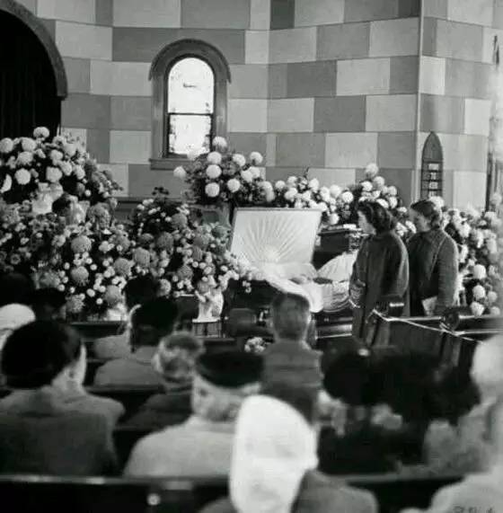 杀人扒皮制成工艺品：虔信圣经的母亲为何教育出“德州电锯杀人狂”？