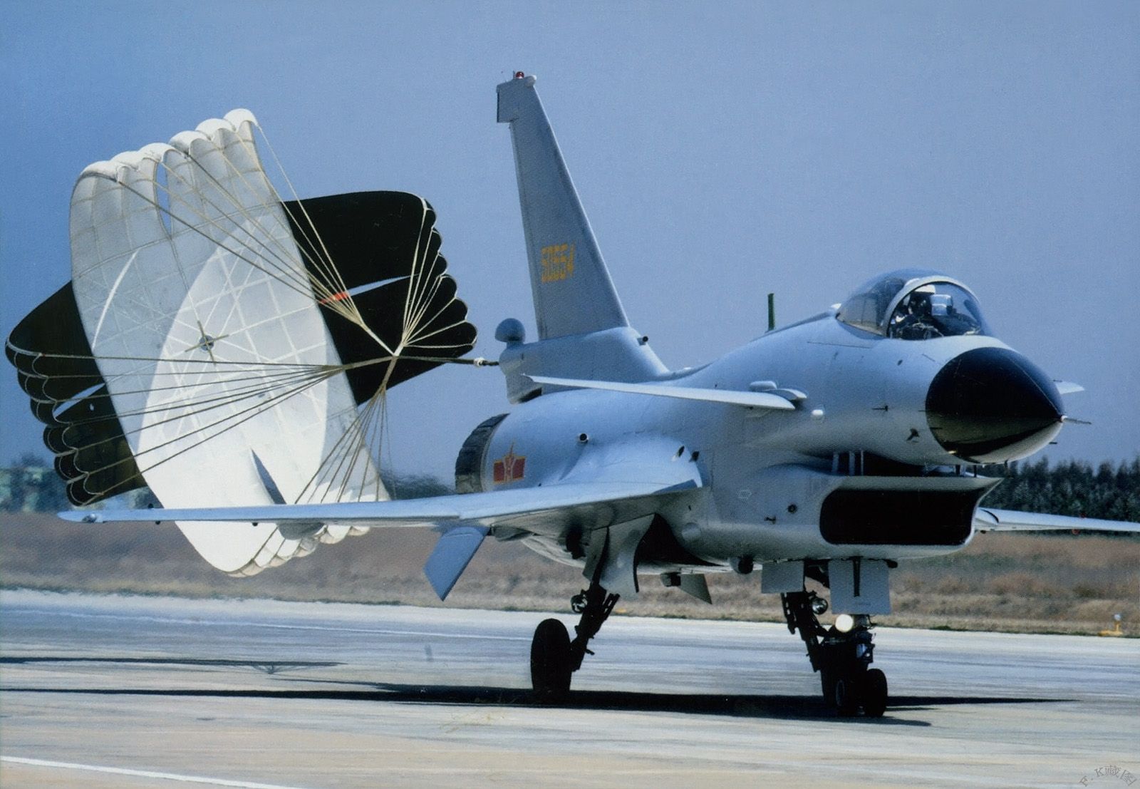 歼20战机降落时为什么还用减速伞,为什么中国战机降落要伞