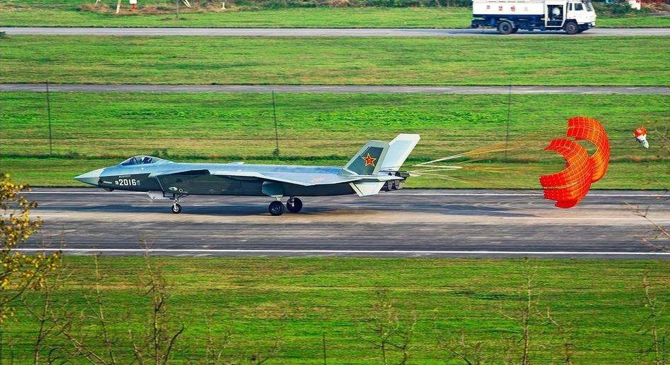 歼20战机降落时为什么还用减速伞,为什么中国战机降落要伞