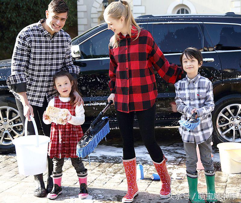 萌娃踩水坑逗笑网友,萌娃下雨天专心踩水