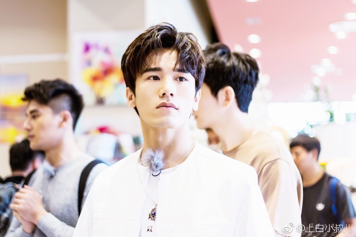 遇见足球城吴昕和小哥换礼物,遇见足球城吴昕视频