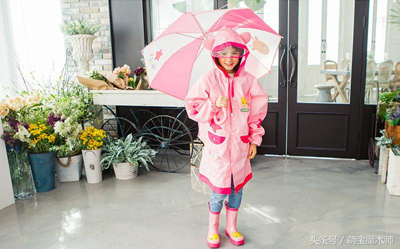 萌娃踩水坑逗笑网友,萌娃下雨天专心踩水