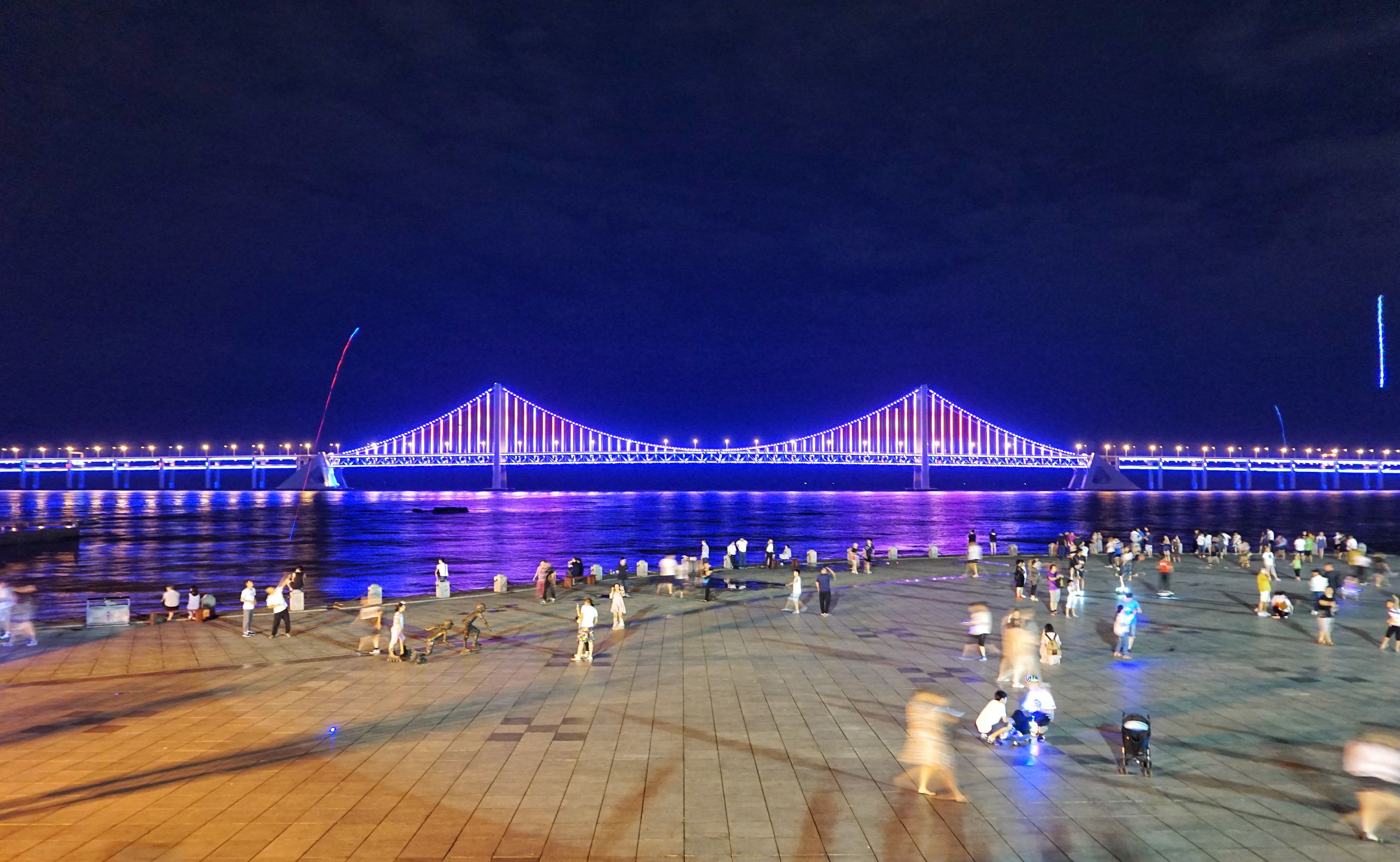 他说他想去看北方的海，我说“好”！