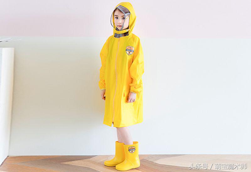 萌娃踩水坑逗笑网友,萌娃下雨天专心踩水