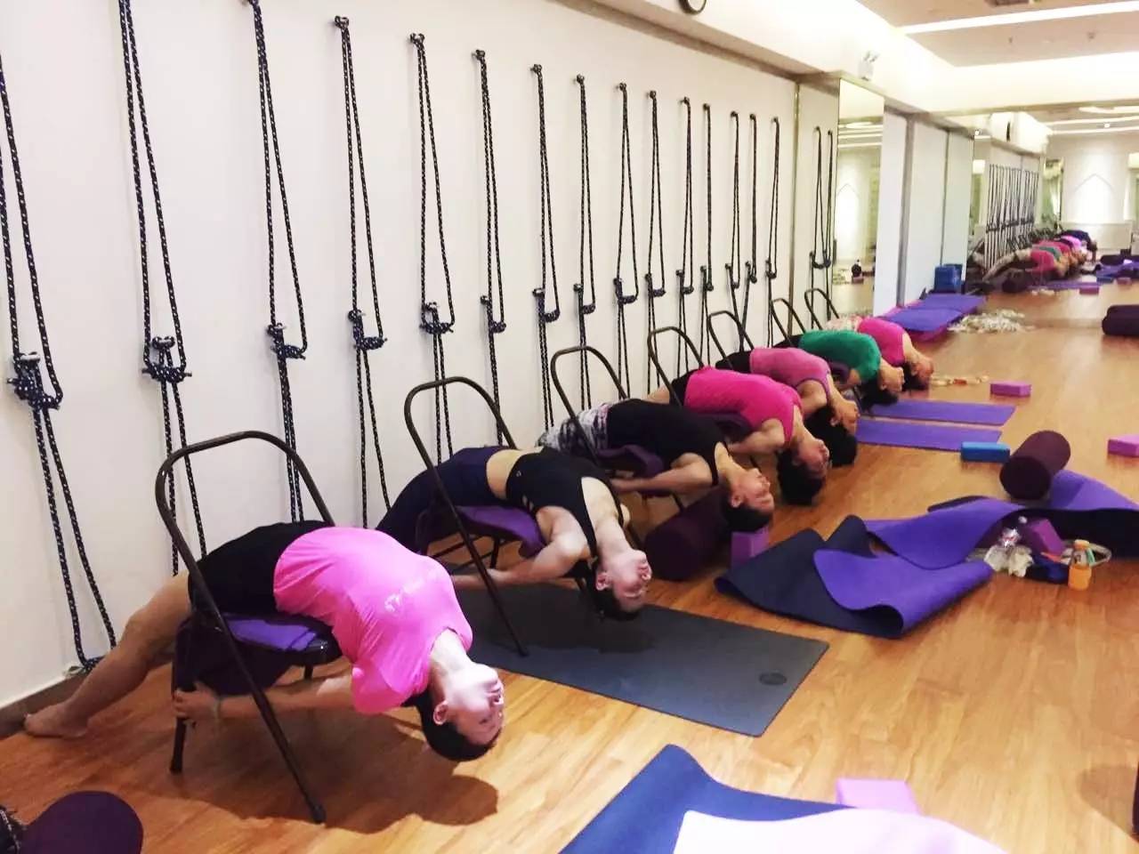 瑜伽老师亲自指导瑜伽动作,瑜伽教练教瑜伽动作