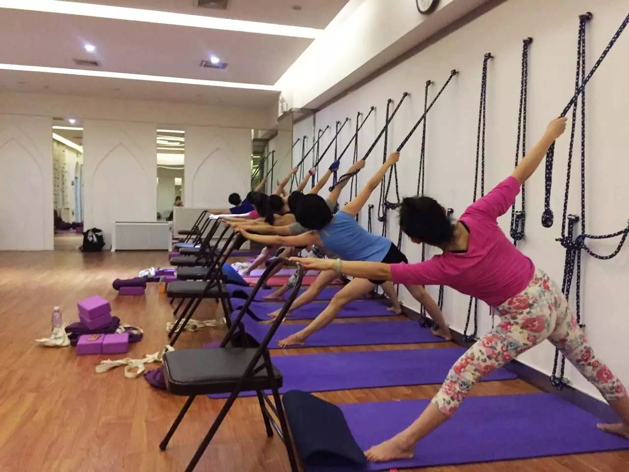 瑜伽老师亲自指导瑜伽动作,瑜伽教练教瑜伽动作