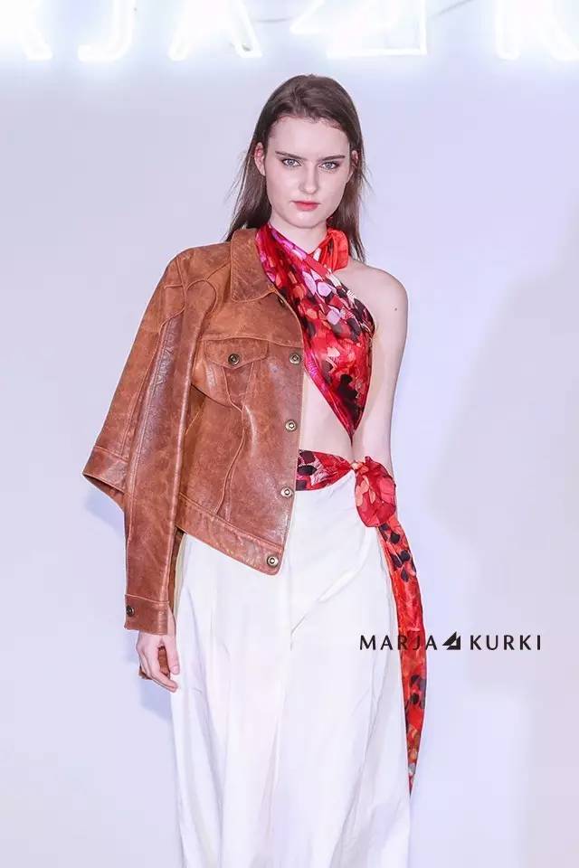 丝巾穿搭时装秀,时装秀展翅高飞丝巾