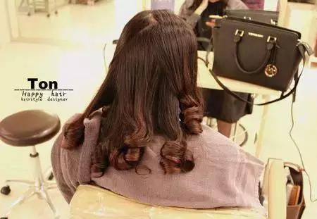 烫发洗直跟拉直哪个比较不伤头发,女士烫发不伤头发一般200多吗