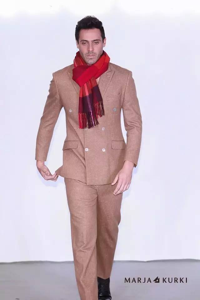 丝巾穿搭时装秀,时装秀展翅高飞丝巾