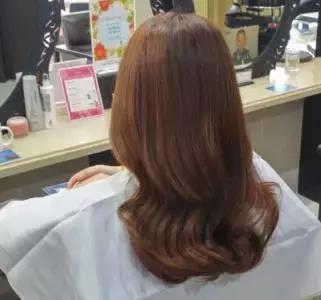 烫发洗直跟拉直哪个比较不伤头发,女士烫发不伤头发一般200多吗