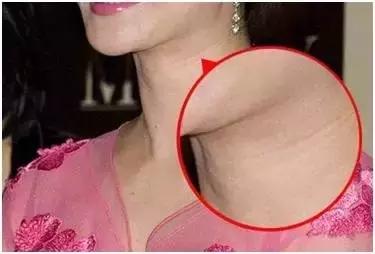 周冬雨和赵薇的合影,周冬雨赵薇对比