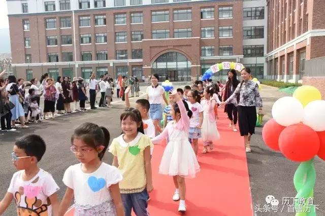 “特殊动车组”开进校园，历下区6万余学子喜迎开学！看到这些照片你心情会变好