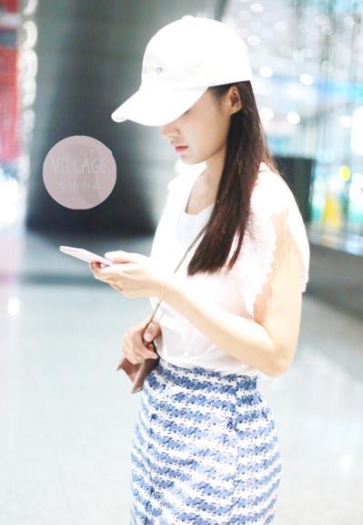 李沁现身机场，Sandro上衣，搭配气质短裙，小姐姐*服私**品味不错