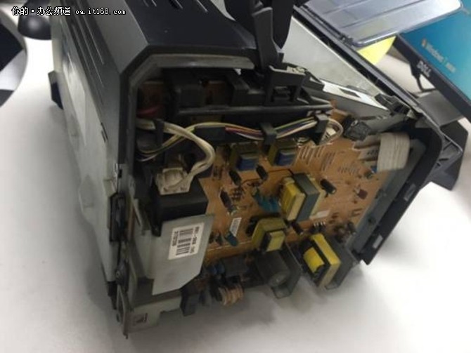 惠普1020打印纸张出现褶皱,惠普1015打印机打印出来纸张发黑