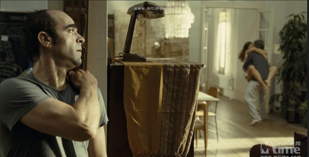 想想看?深夜爬上女邻居的床,这片堪称教科书级的啊