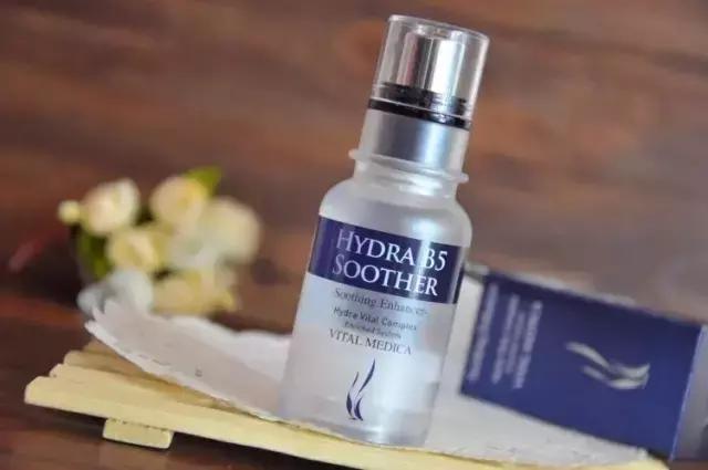 周冬雨和赵薇的合影,周冬雨赵薇对比