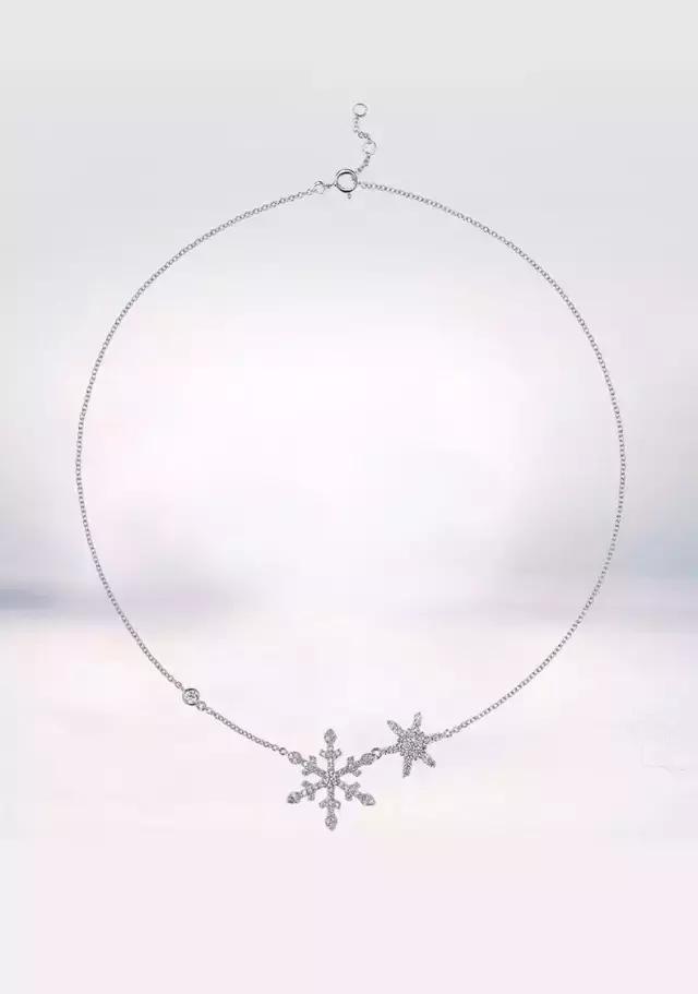 赵丽颖的项链价值百万,赵丽颖的字母项链