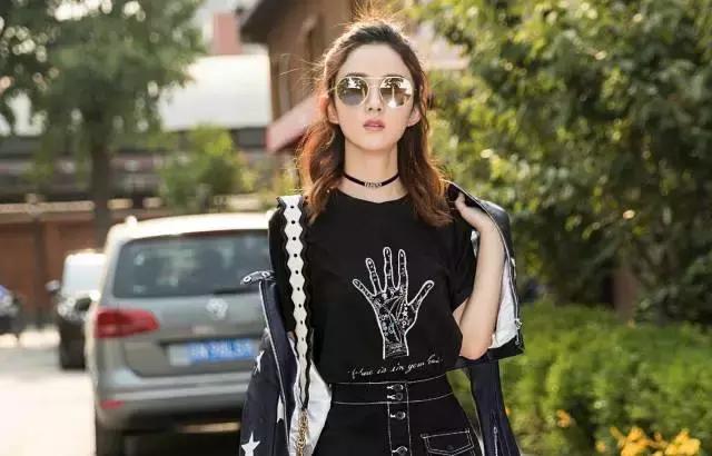 赵丽颖的项链价值百万,赵丽颖的字母项链