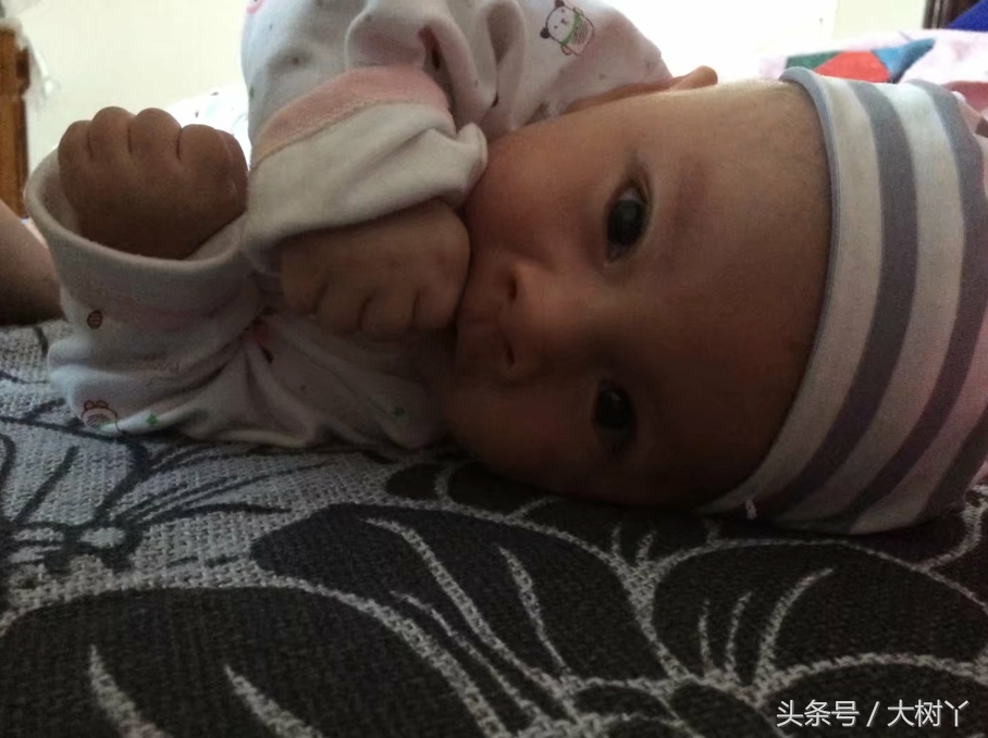 这个小师哥萌娃，年纪轻轻就有一大堆表情包了